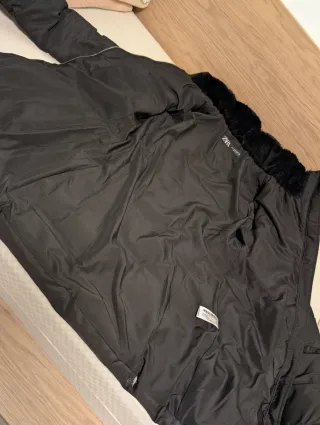 Plumífero Negro Zara con Capucha y Pelo.