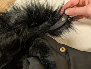 Plumífero Negro Zara con Capucha y Pelo.