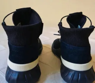 Zapatillas Adidas negras, talla 40.