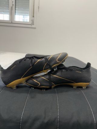 Zapatillas de fútbol negras y doradas