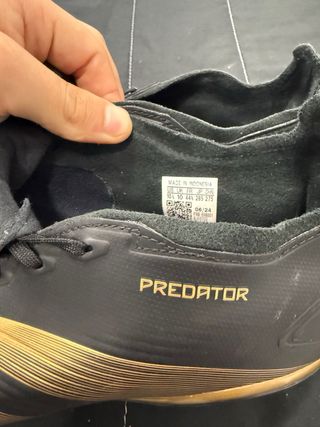 Zapatillas de fútbol negras y doradas