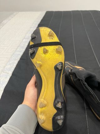 Zapatillas de fútbol negras y doradas