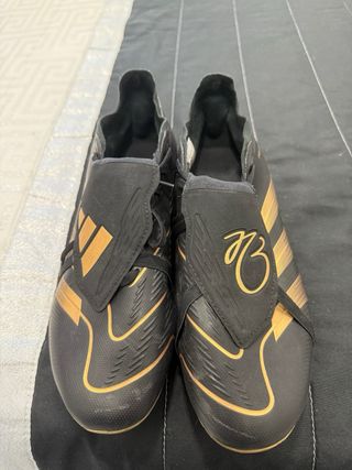 Zapatillas de fútbol negras y doradas