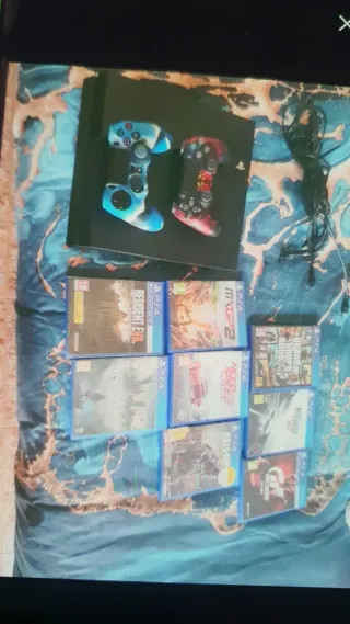 PS4 (PlayStation 4) con 2 mandos y juegos
