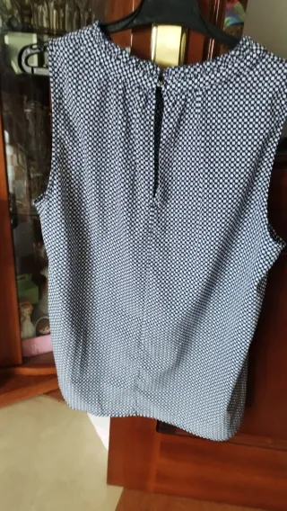 Blusa elegante estampada azul y blanco Talla m