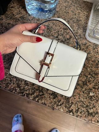 Bolso blanco con asa y hebilla dorada