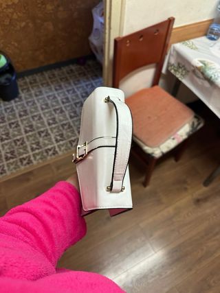 Bolso blanco con asa y hebilla dorada