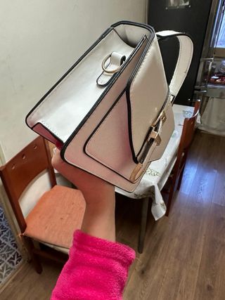 Bolso blanco con asa y hebilla dorada