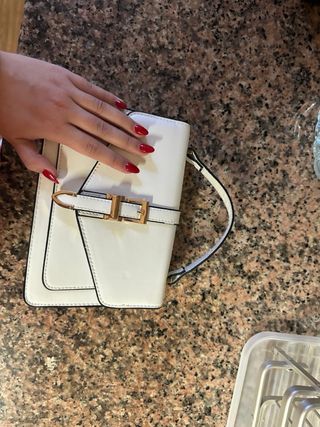 Bolso blanco con asa y hebilla dorada