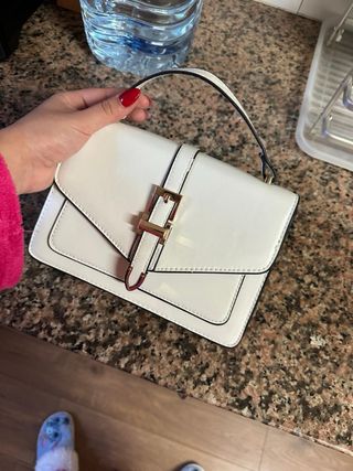 Bolso blanco con asa y hebilla dorada