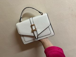 Bolso blanco con asa y hebilla dorada