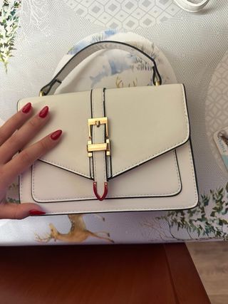 Bolso blanco con asa y hebilla dorada