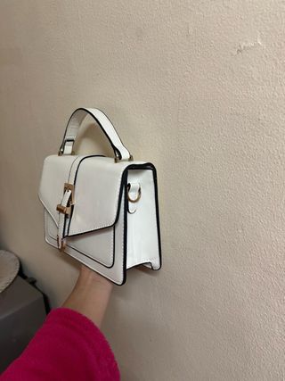 Bolso blanco con asa y hebilla dorada