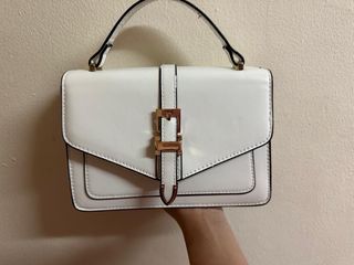 Bolso blanco con asa y hebilla dorada
