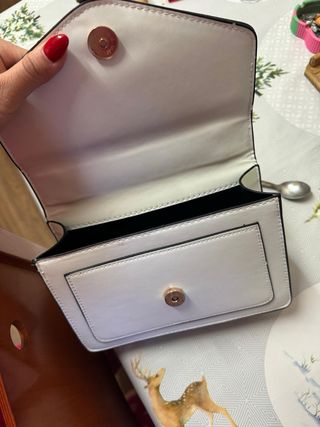 Bolso blanco con asa y hebilla dorada