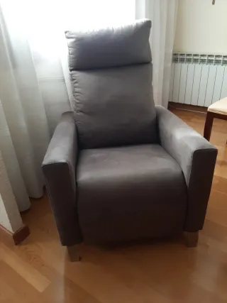 Sillón reclinable gris marca Masana.