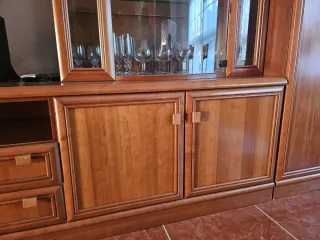 Librería de madera maciza con vitrina