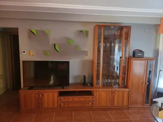 Librería de madera maciza con vitrina