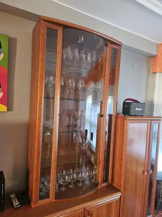 Librería de madera maciza con vitrina