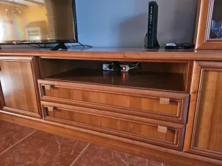 Librería de madera maciza con vitrina