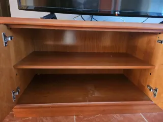 Librería de madera maciza con vitrina