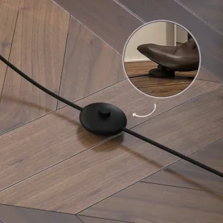 Lampada da terra con scaffali