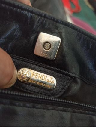 Borsa nera Fendi vintage con pasta oro