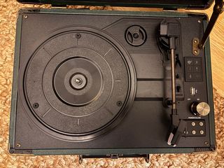 Tocadiscos Portátil GPO Verde y Negro.