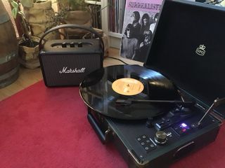 Tocadiscos Portátil GPO Verde y Negro.