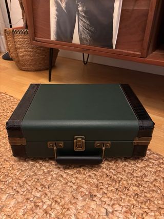 Tocadiscos Portátil GPO Verde y Negro.