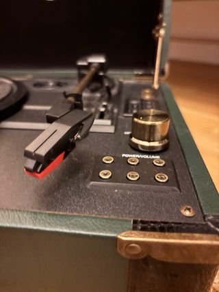 Tocadiscos Portátil GPO Verde y Negro.