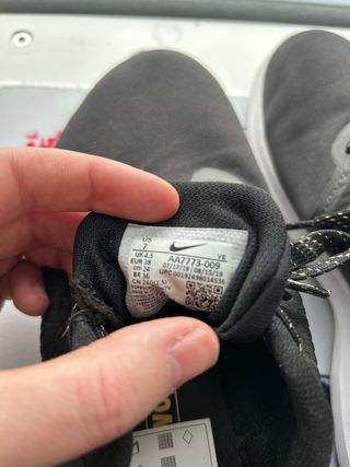 Deportivas Nike Mujer Negras y Doradas