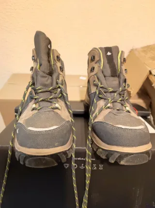 Botas de montaña Quechua marrones y grises