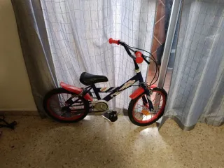 Bicicleta infantil azul y roja