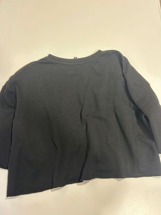 Jersey negro con rosas bordadas