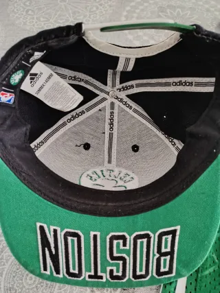 Gorra y camiseta reversible