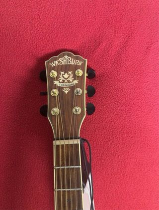 Guitarra Electroacústica Jumbo Washburn con funda