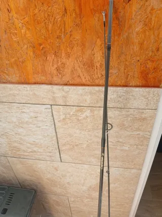 Caña de pescar con carrete rapalar