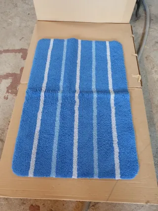 Alfombra de baño azul y blanca
