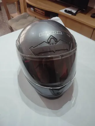 Casco de moto gris marca levior