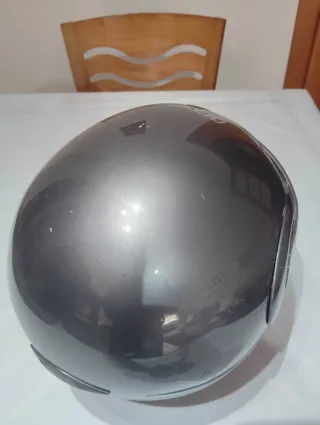 Casco de moto gris marca levior