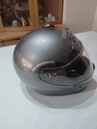 Casco de moto gris marca levior