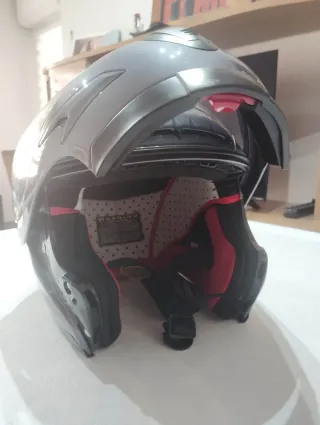Casco de moto gris marca levior