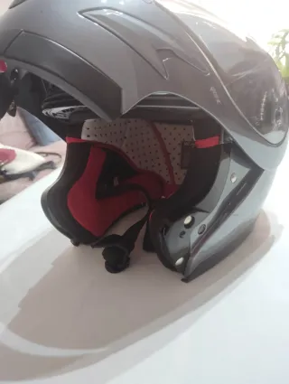 Casco de moto gris marca levior