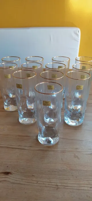 Vasos de cristal con borde dorado