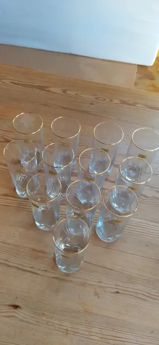 Vasos de cristal con borde dorado