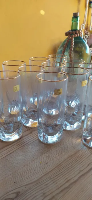 Vasos de cristal con borde dorado