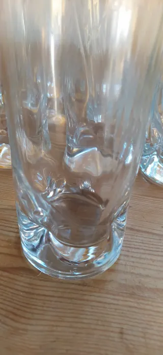 Vasos de cristal con borde dorado