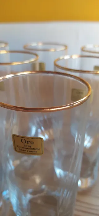Vasos de cristal con borde dorado