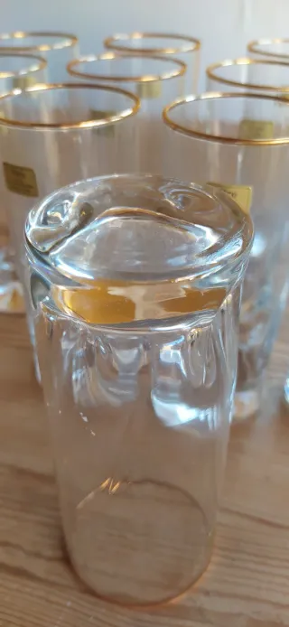 Vasos de cristal con borde dorado